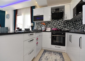 تصميم انيق - شقة مؤثثة - غرفة وصالة - قريبة من البحر - في مهموتلار  / الانيا 