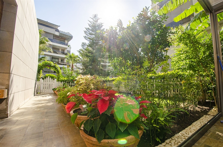 شقة راقية 5 + 1 مع مدخل للحديقة في اونجالي كونيالتي