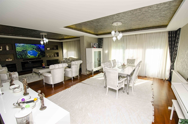 شقة راقية 5 + 1 مع مدخل للحديقة في اونجالي كونيالتي