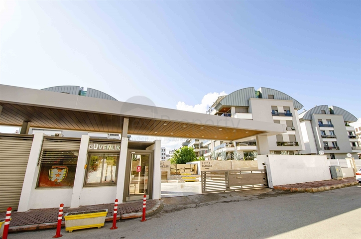 شقة راقية 5 + 1 مع مدخل للحديقة في اونجالي كونيالتي