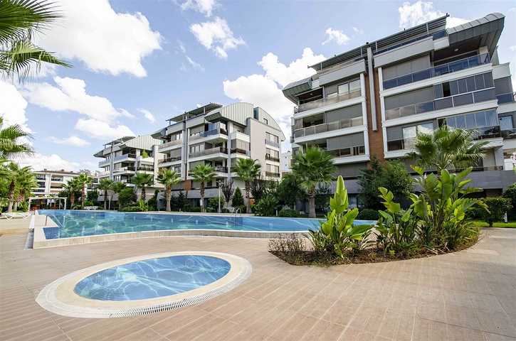 شقة راقية 5 + 1 مع مدخل للحديقة في اونجالي كونيالتي