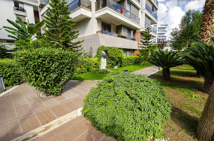 شقة راقية 5 + 1 مع مدخل للحديقة في اونجالي كونيالتي