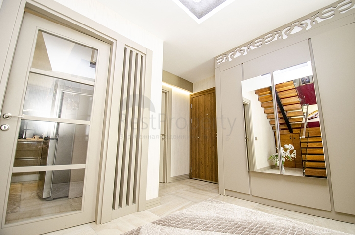 شقة راقية 5 + 1 مع مدخل للحديقة في اونجالي كونيالتي