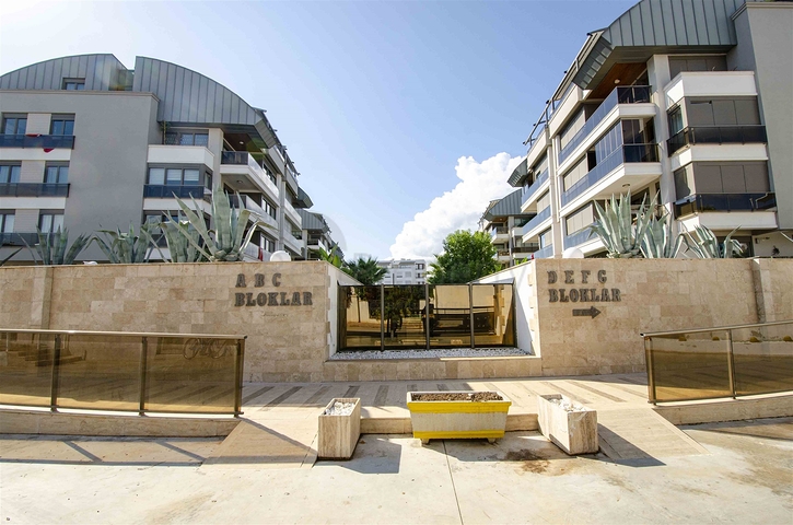 شقة راقية 5 + 1 مع مدخل للحديقة في اونجالي كونيالتي