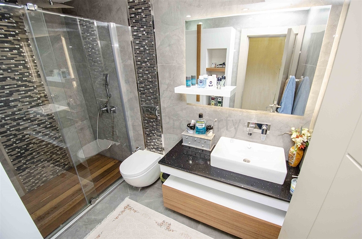 شقة راقية 5 + 1 مع مدخل للحديقة في اونجالي كونيالتي