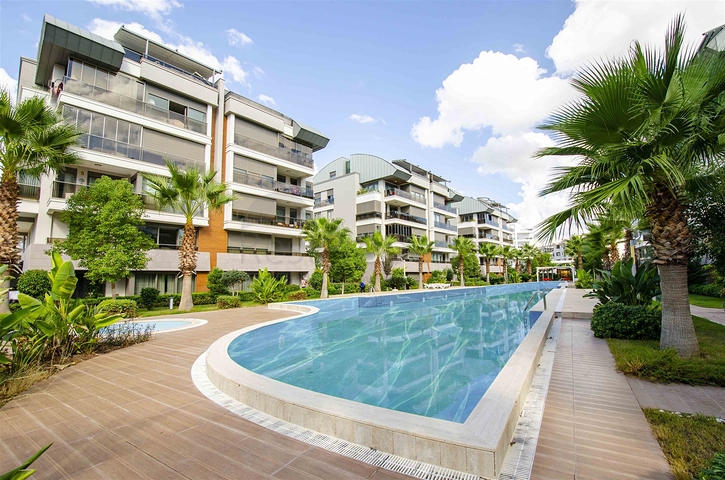 شقة راقية 5 + 1 مع مدخل للحديقة في اونجالي كونيالتي