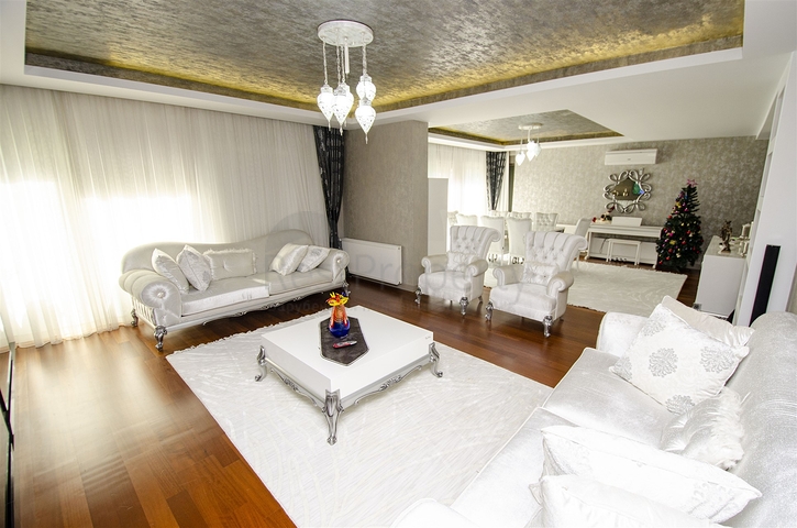 شقة راقية 5 + 1 مع مدخل للحديقة في اونجالي كونيالتي