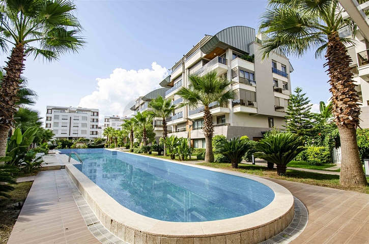 شقة راقية 5 + 1 مع مدخل للحديقة في اونجالي كونيالتي