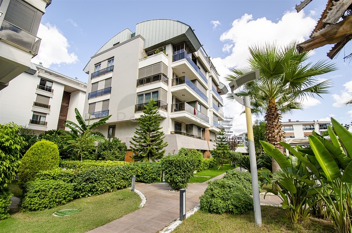 شقة راقية 5 + 1 مع مدخل للحديقة في اونجالي كونيالتي