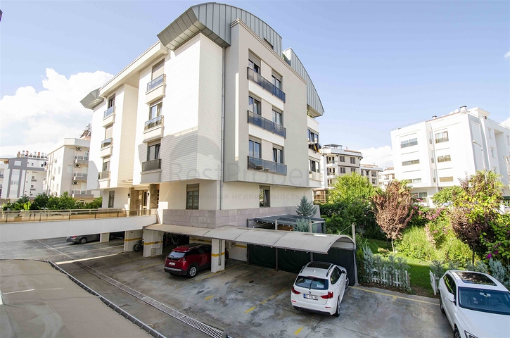 شقة راقية 5 + 1 مع مدخل للحديقة في اونجالي كونيالتي