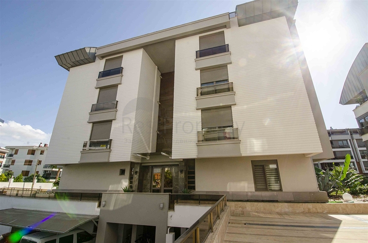 شقة راقية 5 + 1 مع مدخل للحديقة في اونجالي كونيالتي