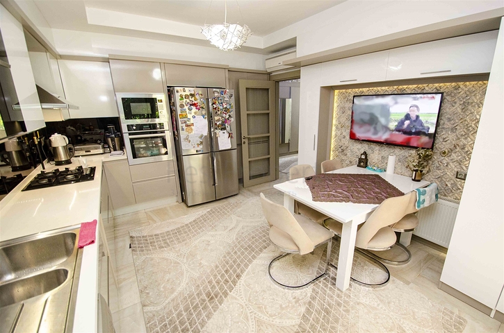 شقة راقية 5 + 1 مع مدخل للحديقة في اونجالي كونيالتي