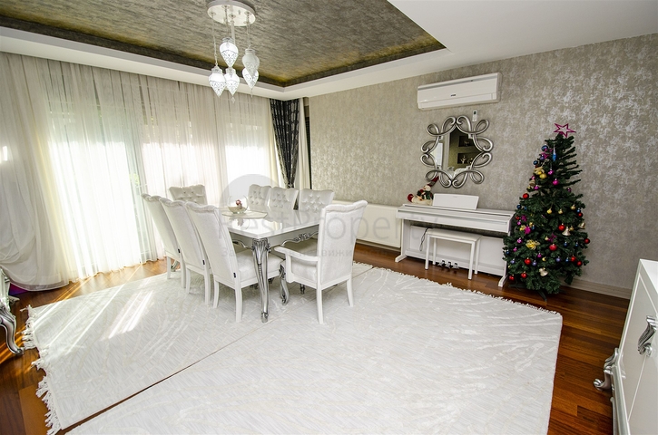 شقة راقية 5 + 1 مع مدخل للحديقة في اونجالي كونيالتي