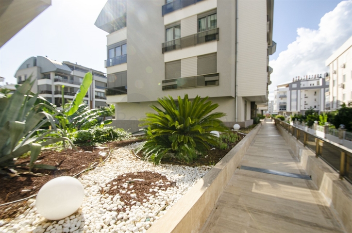 شقة راقية 5 + 1 مع مدخل للحديقة في اونجالي كونيالتي