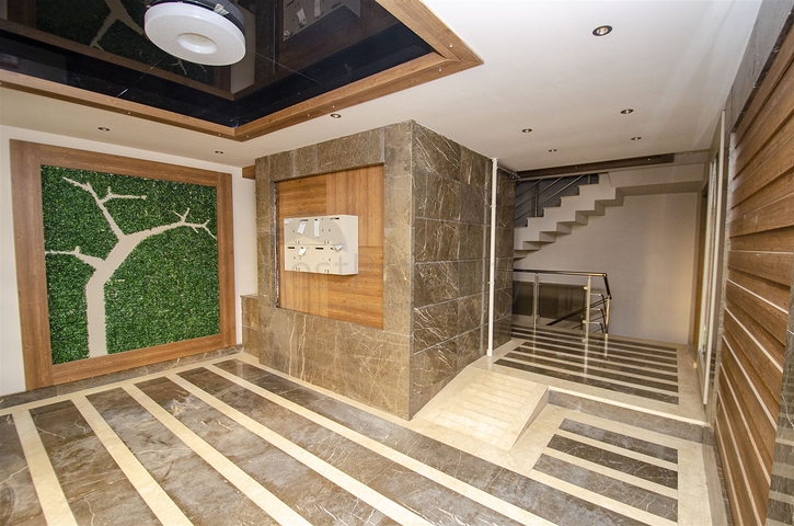 شقة راقية 5 + 1 مع مدخل للحديقة في اونجالي كونيالتي