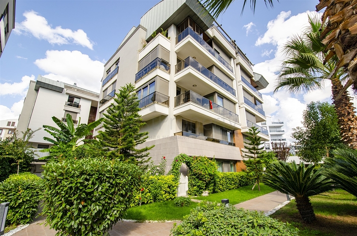 شقة راقية 5 + 1 مع مدخل للحديقة في اونجالي كونيالتي