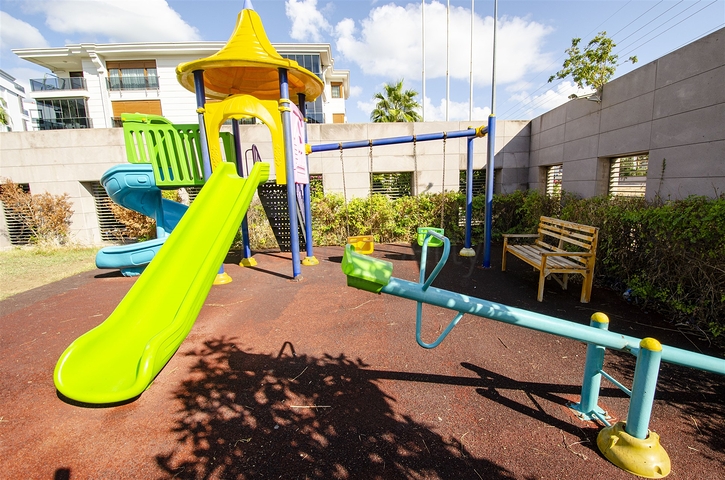 شقة راقية 5 + 1 مع مدخل للحديقة في اونجالي كونيالتي