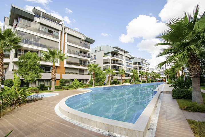 شقة راقية 5 + 1 مع مدخل للحديقة في اونجالي كونيالتي