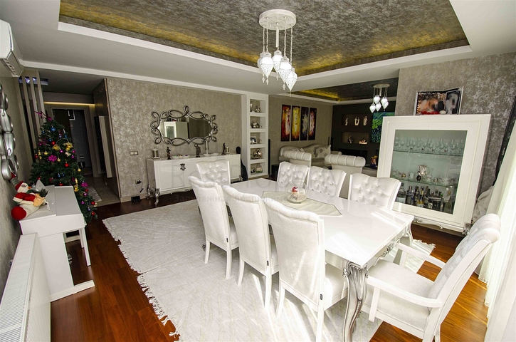 شقة راقية 5 + 1 مع مدخل للحديقة في اونجالي كونيالتي