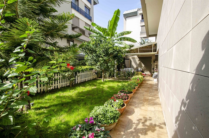 شقة راقية 5 + 1 مع مدخل للحديقة في اونجالي كونيالتي