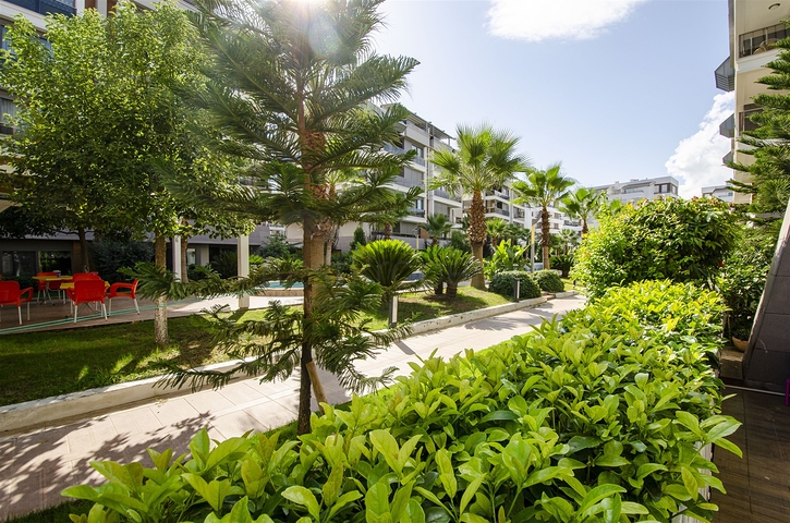 شقة راقية 5 + 1 مع مدخل للحديقة في اونجالي كونيالتي