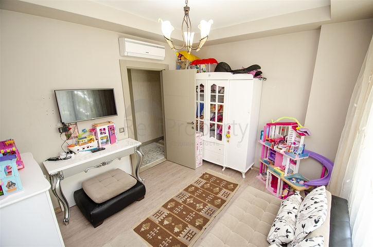 شقة راقية 5 + 1 مع مدخل للحديقة في اونجالي كونيالتي