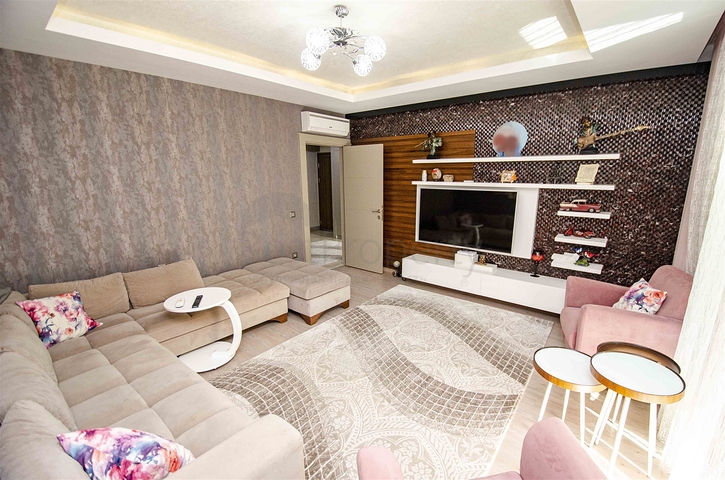 شقة راقية 5 + 1 مع مدخل للحديقة في اونجالي كونيالتي