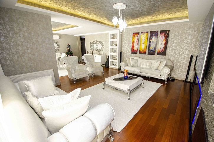 شقة راقية 5 + 1 مع مدخل للحديقة في اونجالي كونيالتي