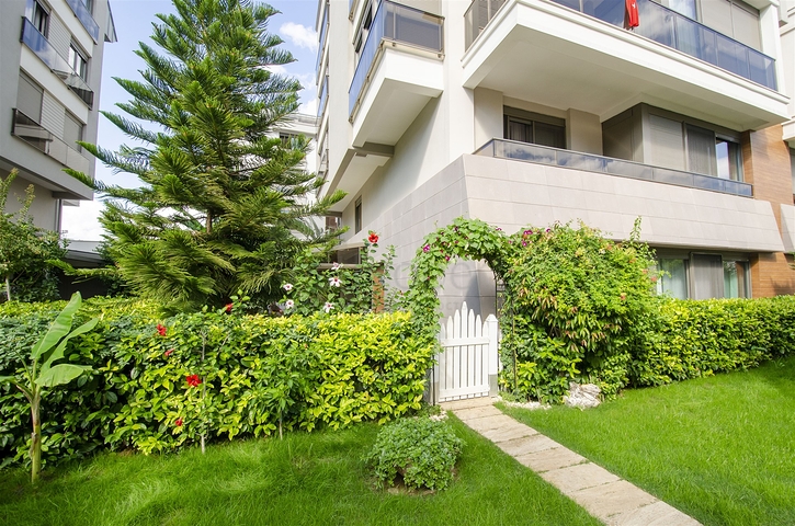 شقة راقية 5 + 1 مع مدخل للحديقة في اونجالي كونيالتي