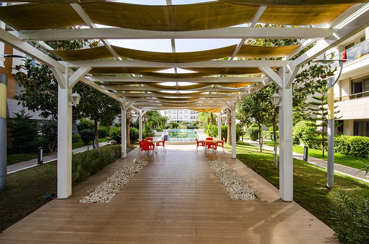 شقة راقية 5 + 1 مع مدخل للحديقة في اونجالي كونيالتي