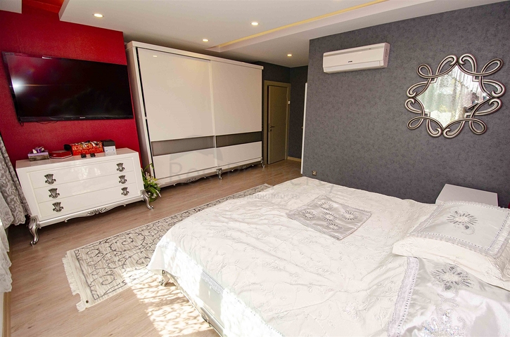 شقة راقية 5 + 1 مع مدخل للحديقة في اونجالي كونيالتي