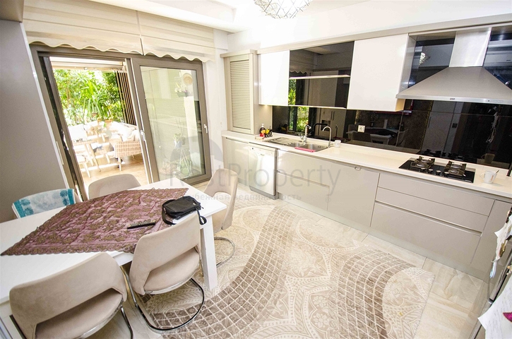 شقة راقية 5 + 1 مع مدخل للحديقة في اونجالي كونيالتي