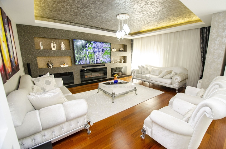 شقة راقية 5 + 1 مع مدخل للحديقة في اونجالي كونيالتي