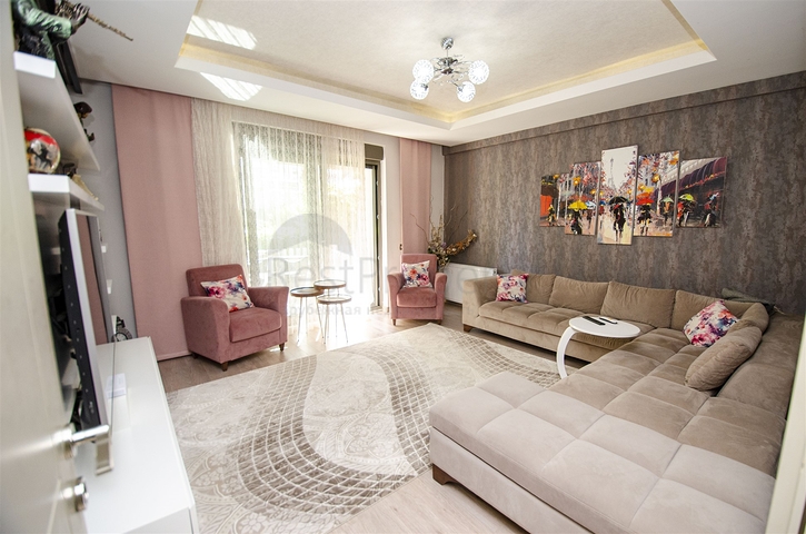 شقة راقية 5 + 1 مع مدخل للحديقة في اونجالي كونيالتي