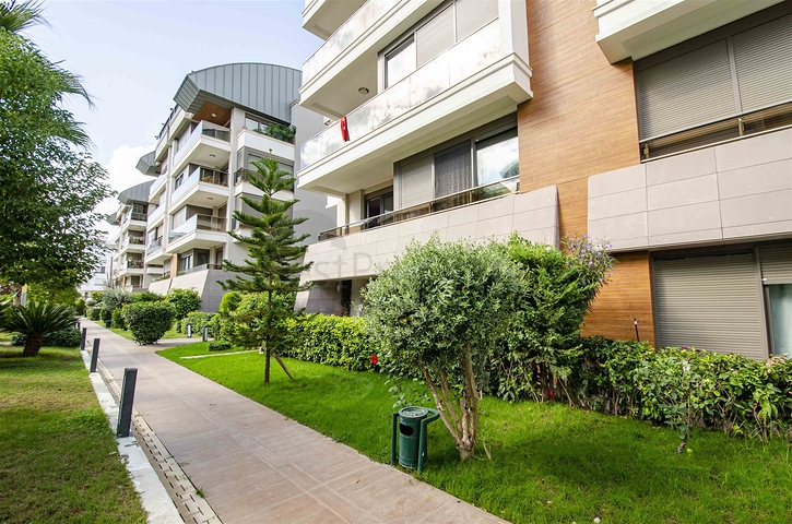 شقة راقية 5 + 1 مع مدخل للحديقة في اونجالي كونيالتي