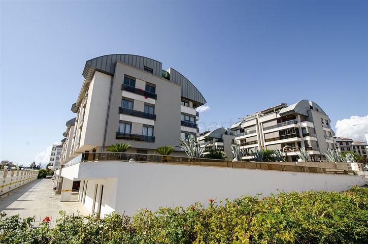 شقة راقية 5 + 1 مع مدخل للحديقة في اونجالي كونيالتي