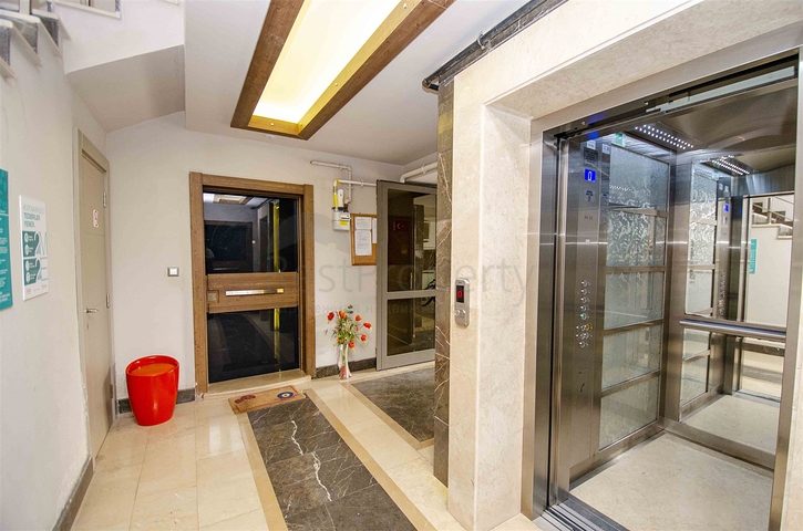 شقة راقية 5 + 1 مع مدخل للحديقة في اونجالي كونيالتي