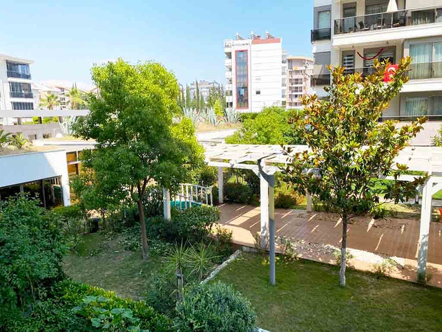 شقة راقية 5 + 1 مع مدخل للحديقة في اونجالي كونيالتي