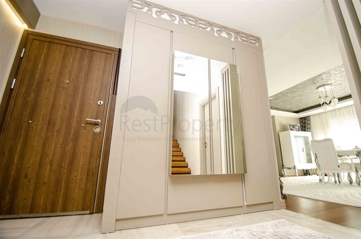 شقة راقية 5 + 1 مع مدخل للحديقة في اونجالي كونيالتي