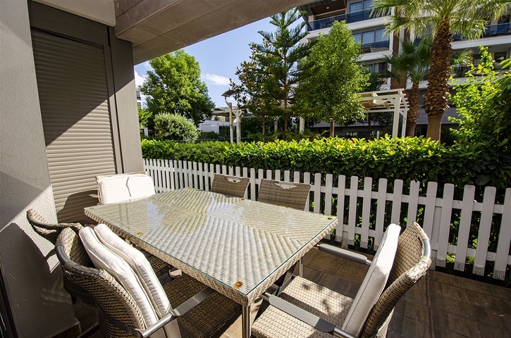 شقة راقية 5 + 1 مع مدخل للحديقة في اونجالي كونيالتي