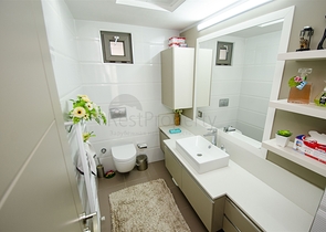 شقة راقية 5 + 1 مع مدخل للحديقة في اونجالي كونيالتي