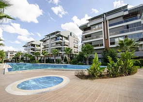 شقة راقية 5 + 1 مع مدخل للحديقة في اونجالي كونيالتي