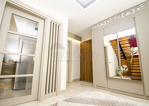 شقة راقية 5 + 1 مع مدخل للحديقة في اونجالي كونيالتي