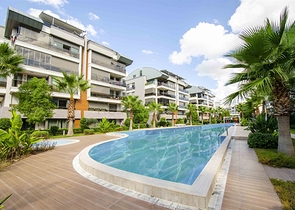 شقة راقية 5 + 1 مع مدخل للحديقة في اونجالي كونيالتي