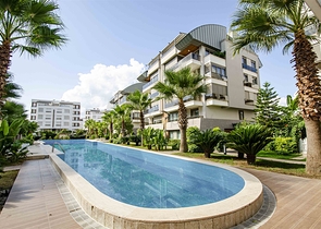 شقة راقية 5 + 1 مع مدخل للحديقة في اونجالي كونيالتي