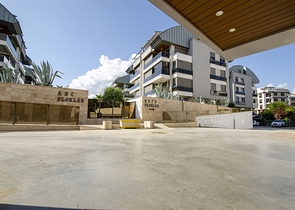 شقة راقية 5 + 1 مع مدخل للحديقة في اونجالي كونيالتي