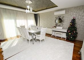 شقة راقية 5 + 1 مع مدخل للحديقة في اونجالي كونيالتي