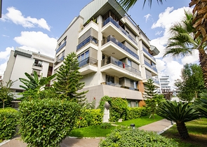 شقة راقية 5 + 1 مع مدخل للحديقة في اونجالي كونيالتي