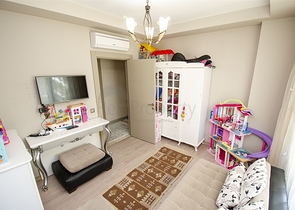 شقة راقية 5 + 1 مع مدخل للحديقة في اونجالي كونيالتي