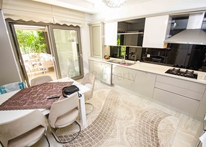 شقة راقية 5 + 1 مع مدخل للحديقة في اونجالي كونيالتي